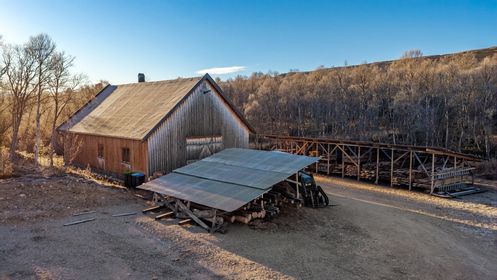 I tillegg til nevnte bygg er det et verksted på eiendommen på 159 kvm som ble satt opp i 2006. Galleribilde