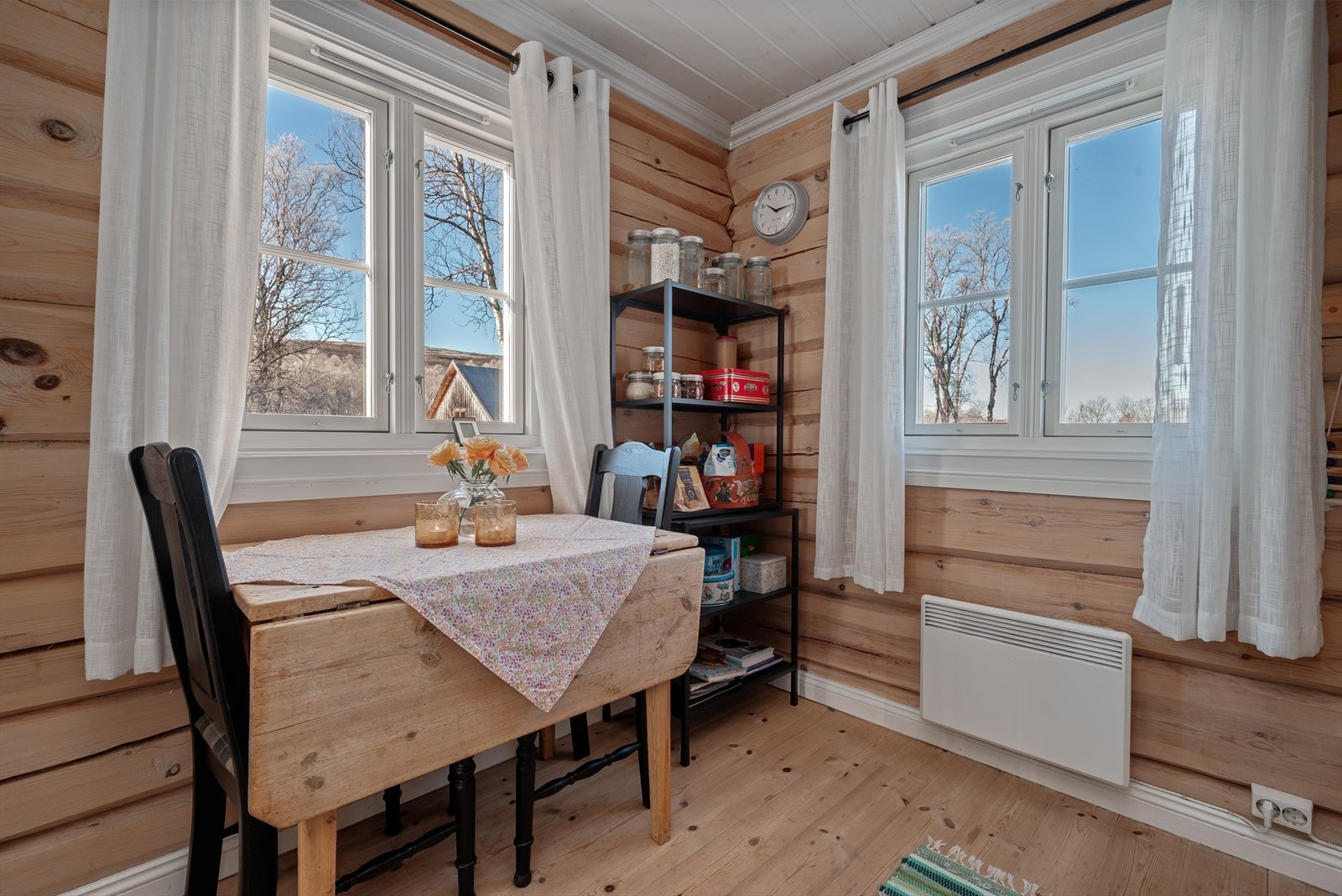 Kjøkken med spiseplass. Galleribilde