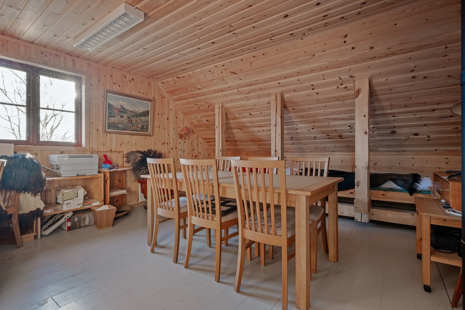 Kontor i 2. etasje i verkstedet. I tillegg til kontoret har man et lagerrom i 2.etasje. Galleribilde