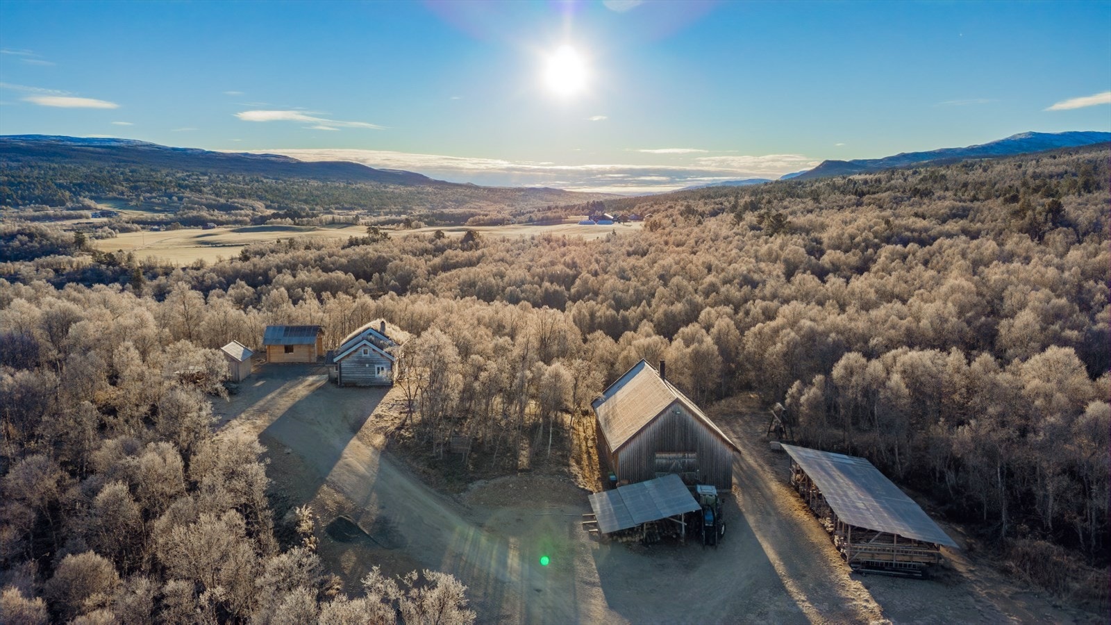 Sjarmerede eiendom med enebolig, verksted, uthus og påbegynt anneks. Galleribilde