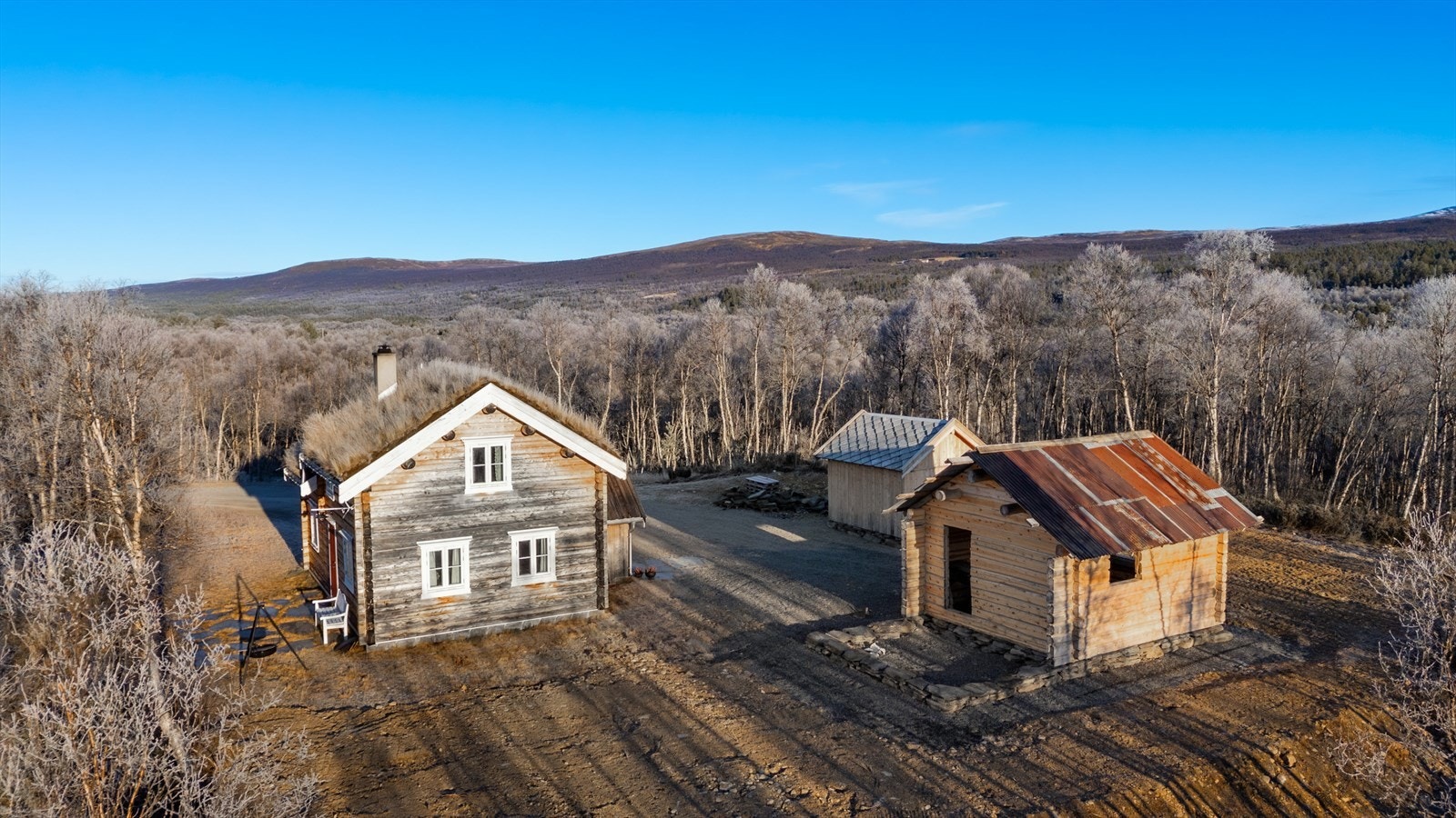 I tillegg til enebolig består selve tunet av et uthus på 12 kvm og et påbegynt anneks på 20 kvm (byggesøkt med en laftet del som er satt opp + en del på ca 15 kvm i reisverk). Galleribilde