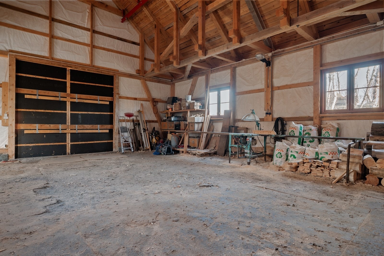 Selve verkstedhallen er 88 kvm (blitt brukt som laftehall). Galleribilde