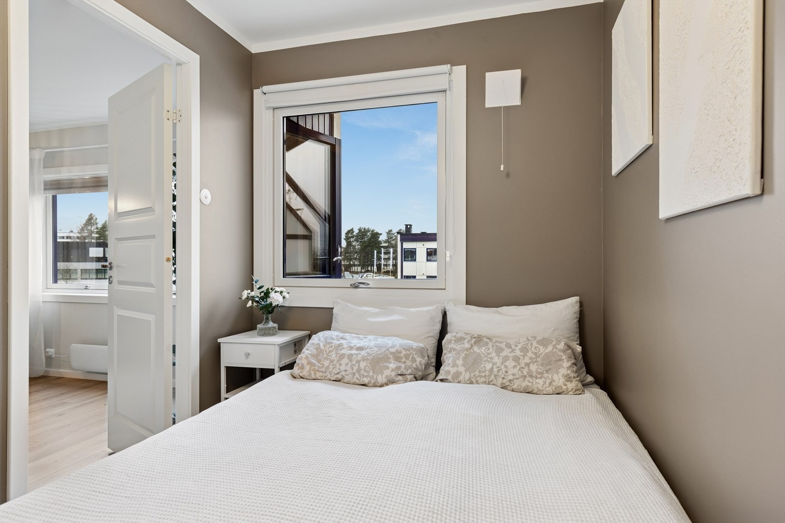 Leiligheten soverom med plass til seng og tilhørende nattbord. Stort vindu som slipper inn godt med naturlig lys. Galleribilde