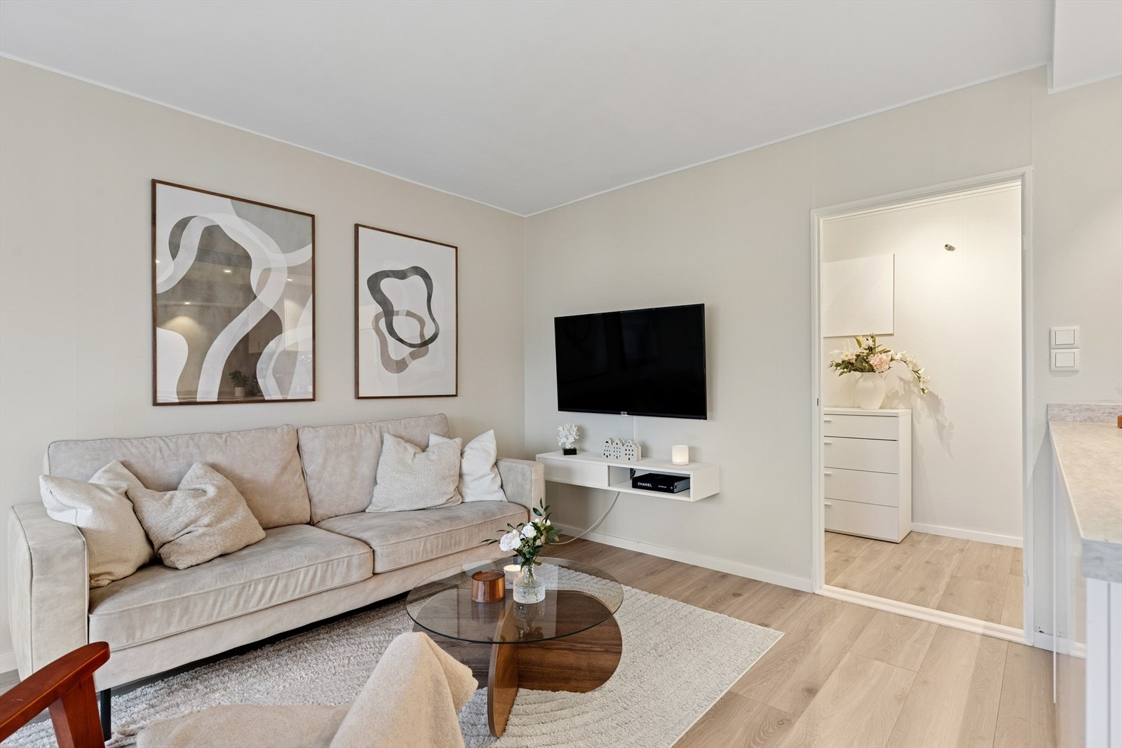 Koselig plassering av sofahjørne i åpen stueløsning. Galleribilde