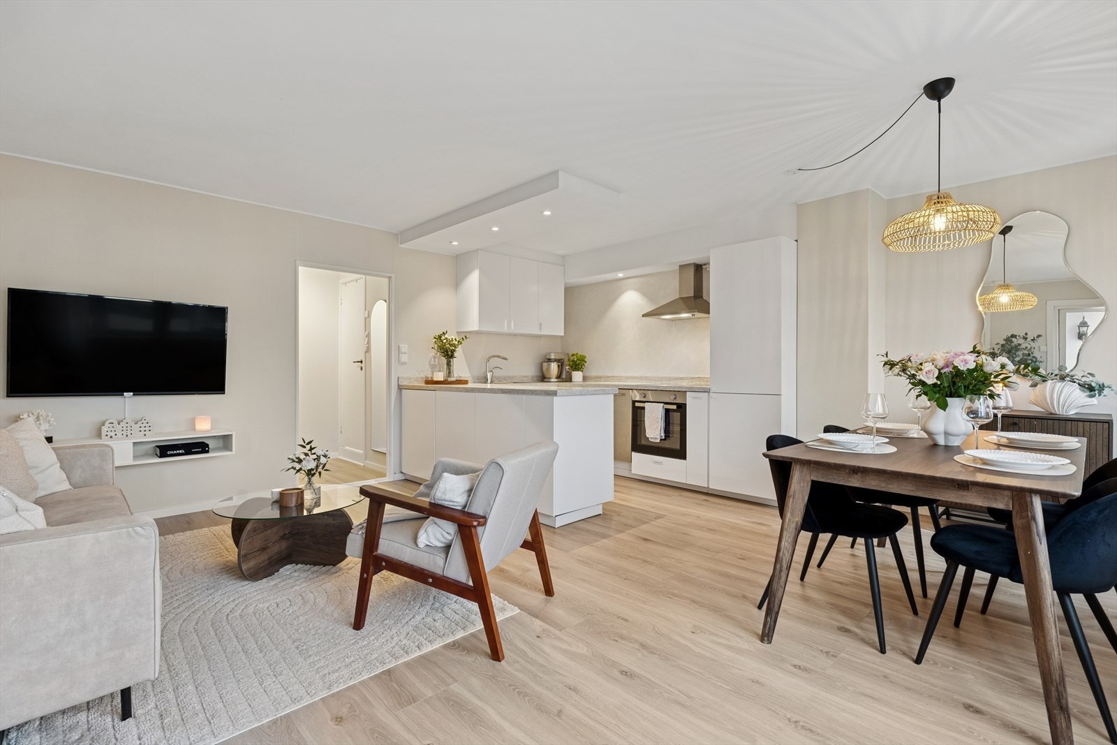 Åpen stue- og kjøkkenløsning som skaper en luftig og sosial atmosfære. Galleribilde