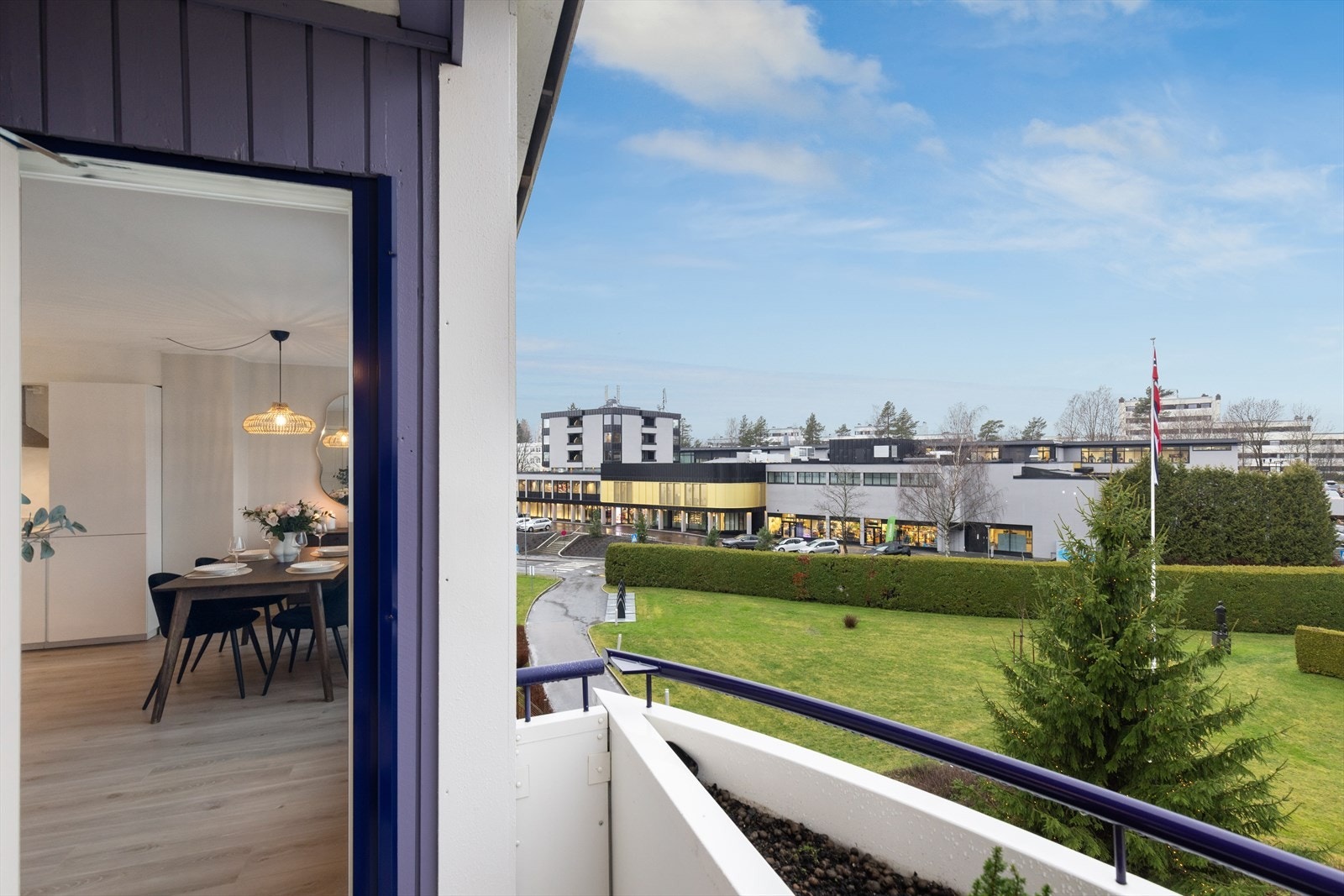 Med adkomst fra stuen kommer du til en delvis overbygget balkong på ca. 4 kvm. Her har du kveldssol. Galleribilde