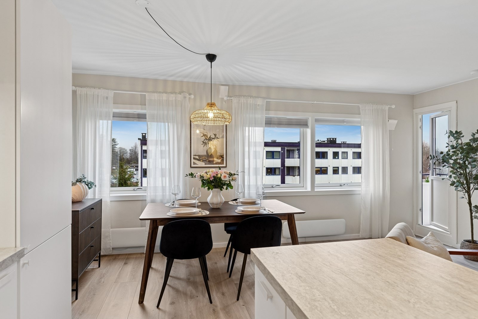 Sømløs overgang mellom inne og ute med utgang til balkong fra stuen. Galleribilde