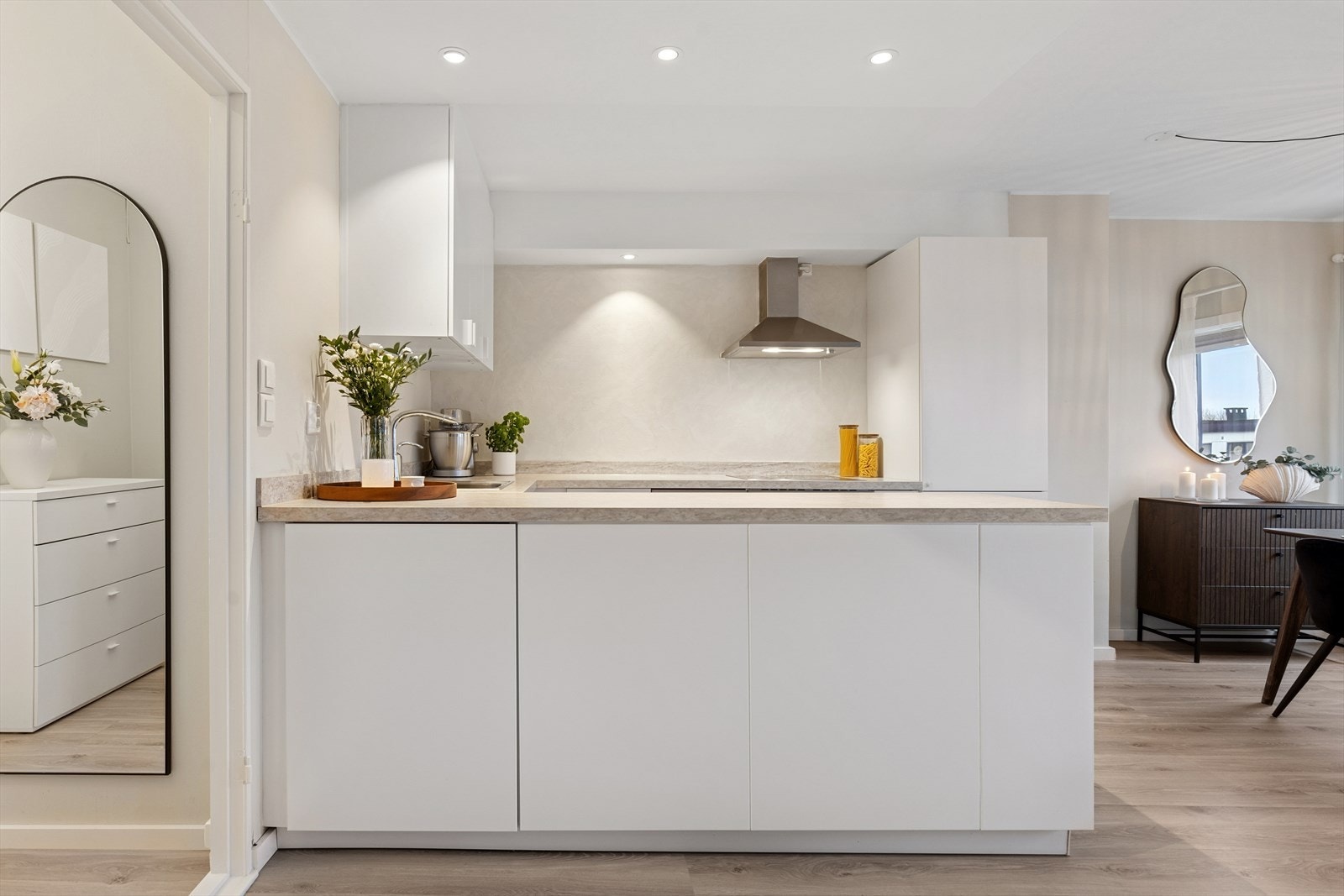 Leiligheten har et lyst og moderne kjøkken fra 2023. Galleribilde