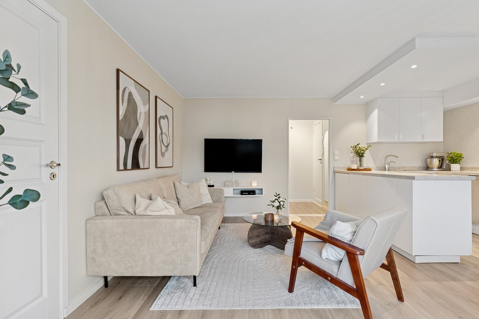 Leiligheten er malt i en delikat og lys farge som gir et moderne og tidløst uttrykk. Galleribilde