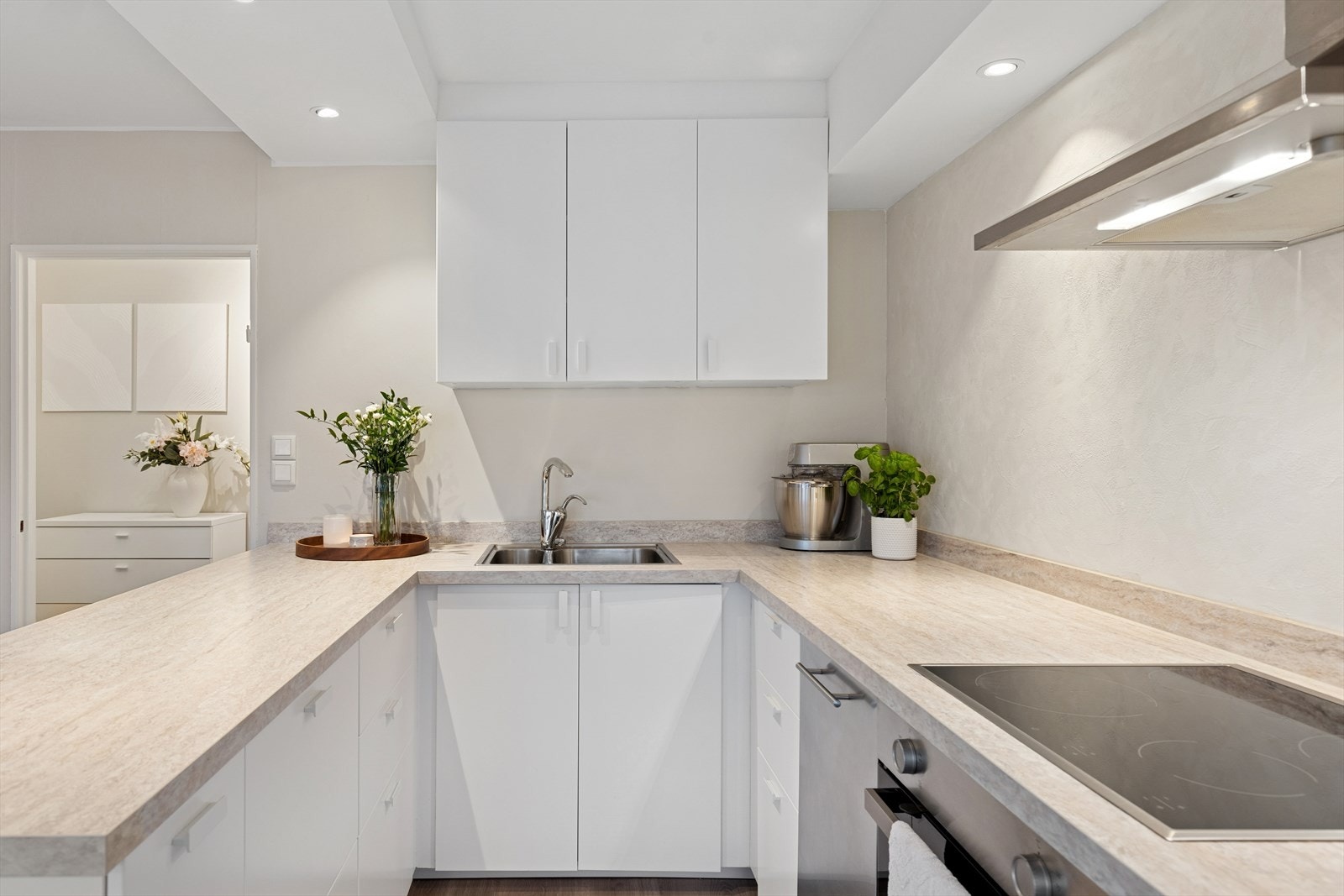 Det er gode arbeidsforhold med romslig benkeplass på begge sider. Det er i tillegg god oppbevaringsplass i skuffer og skap. Galleribilde