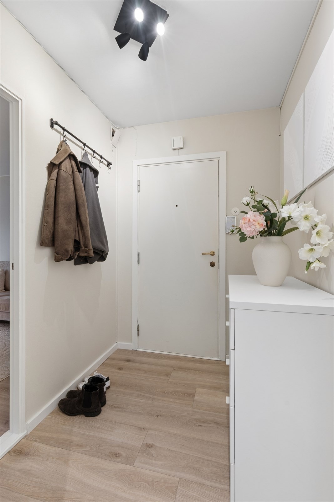 Leilighetens inngangsparti er lyst og innbydende, med plass til å henge fra yttertøy og sko. Galleribilde