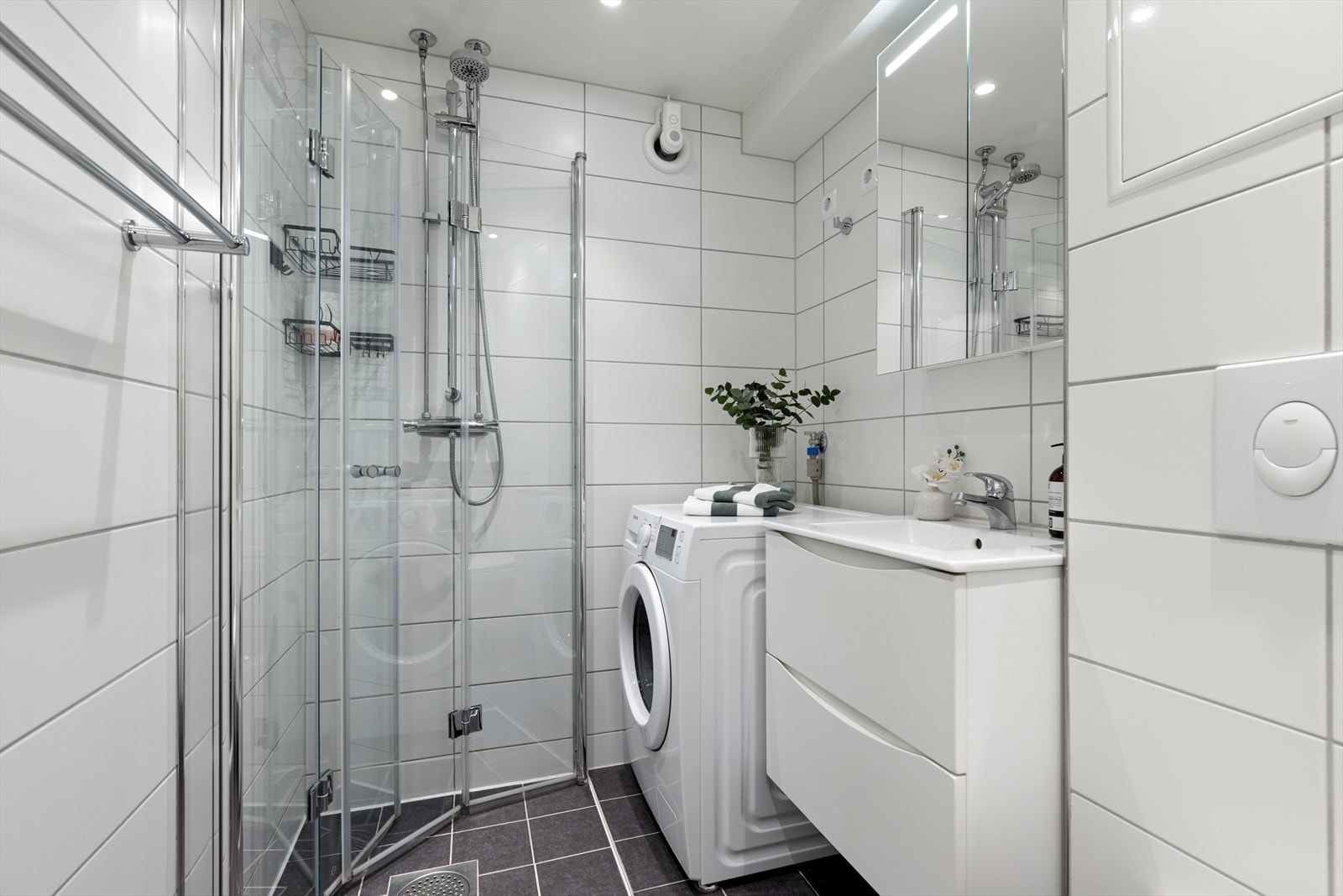 Baderommet ble rehabilitert i 2021, og består av flislagte gulv og vegger med varmekabler i gulvet. Galleribilde