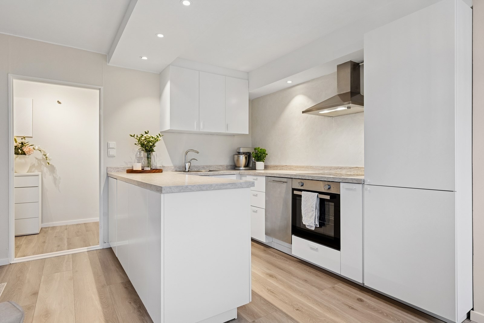 Kjøkkeninnredningen er fra IKEA, og de integrerte hvitevarene består av stekeovn, nedfelt platetopp, oppvaskmaskin og kjøl/frys. Galleribilde