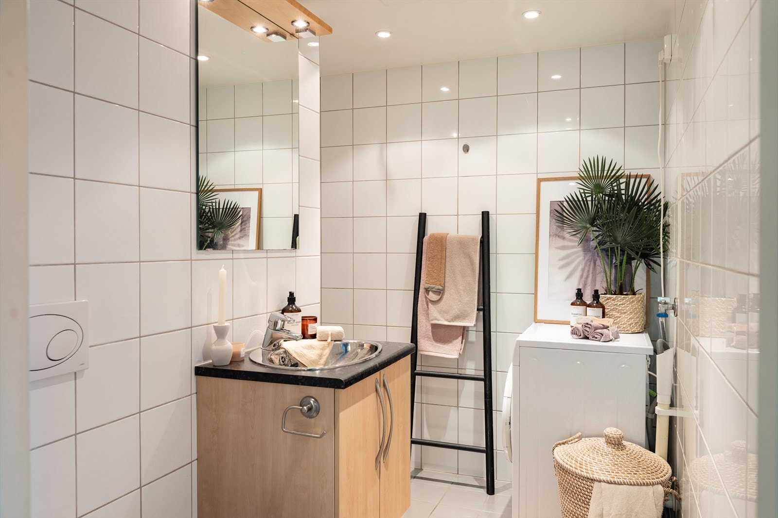 Badet på 4,5m², det er lyst flislagt med gulvvarme. Galleribilde