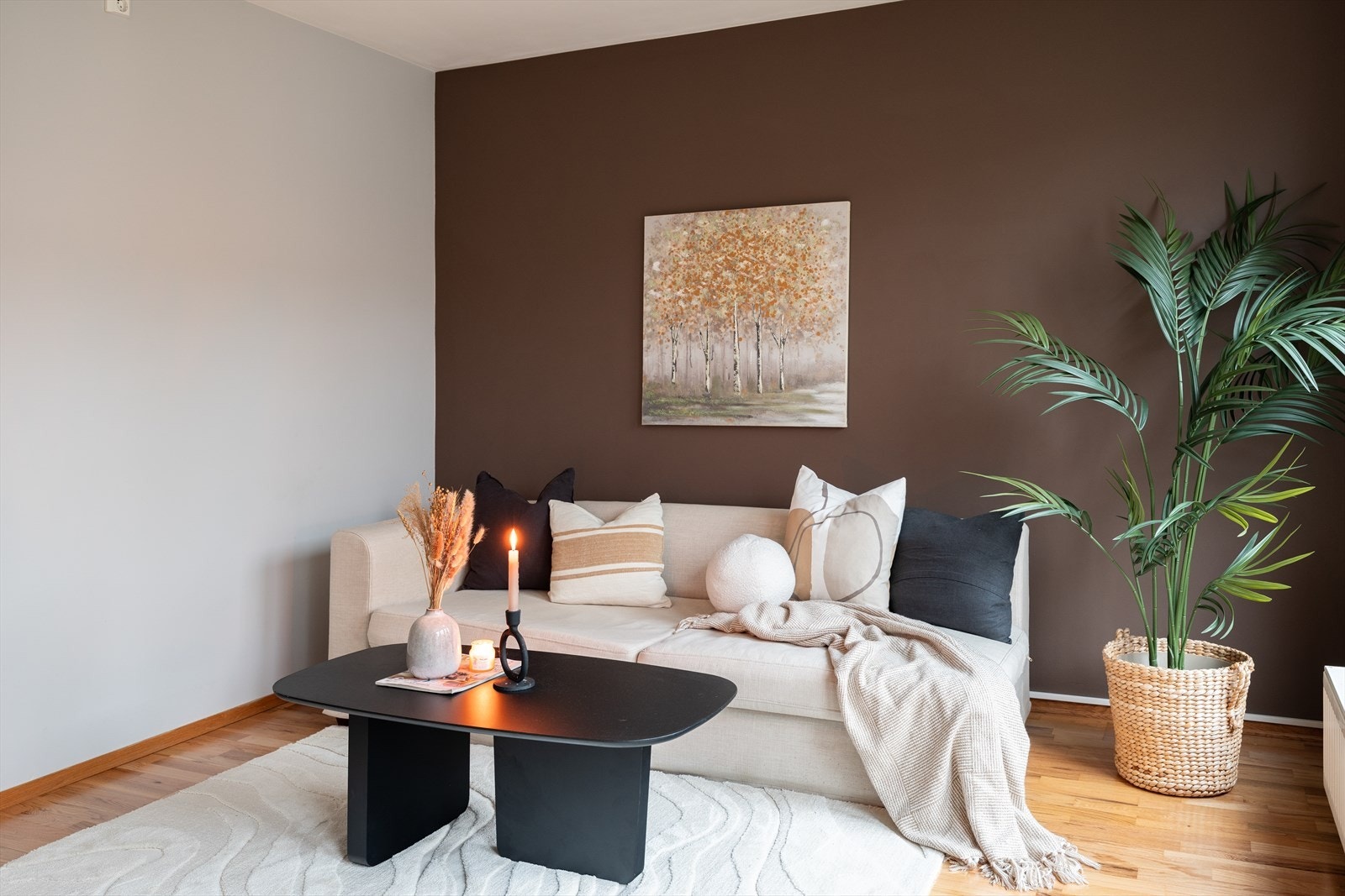 Leiligheten i 2. etasje består av entrè., bad, soverom, kjøkken, stue og balkong. Galleribilde