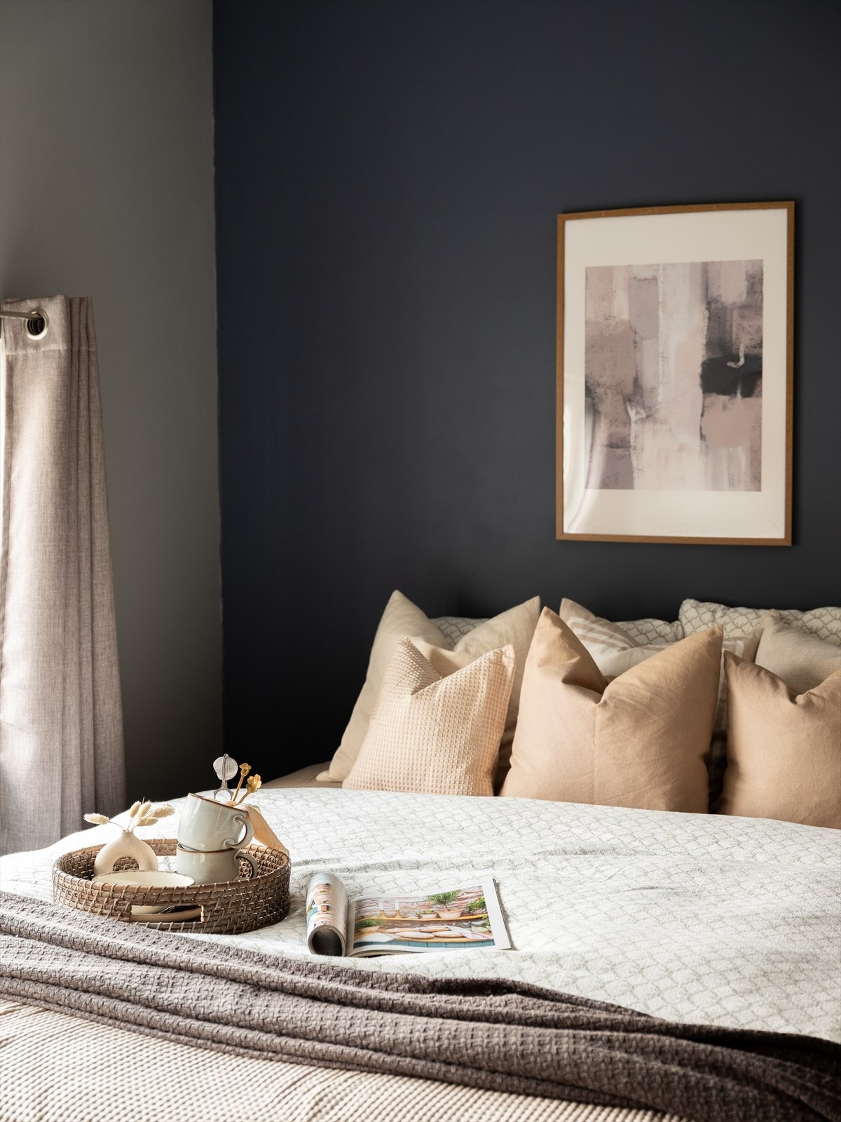 Soverommet er malt i en lun blåfarge. Galleribilde