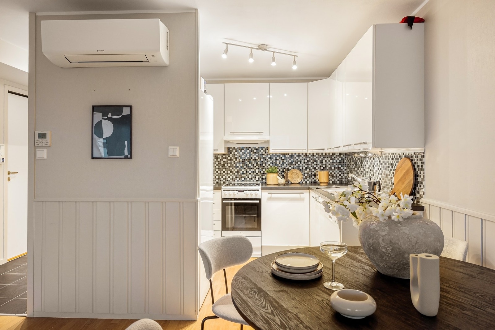 Boligen har balansert ventilasjon og nylig installert varmepumpe som en del av rehabiliteringen Galleribilde