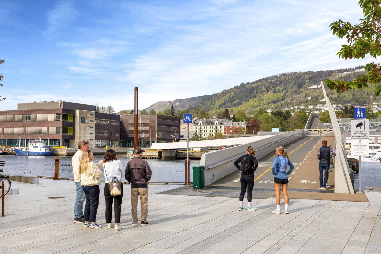 Leiligheten har en attraktiv beliggenhet med nærhet til flere studiefasiliteter, bl.a. BI, Høyskolen, UiB mm. Galleribilde