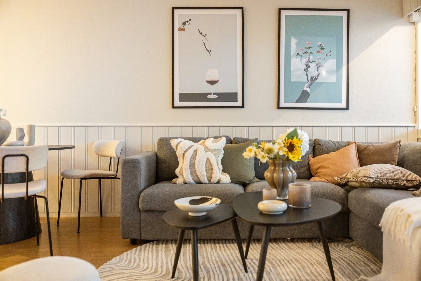 Stuen er enkel å møblere i ulike soner, med plass til sofa, spisebord og tv møblement Galleribilde