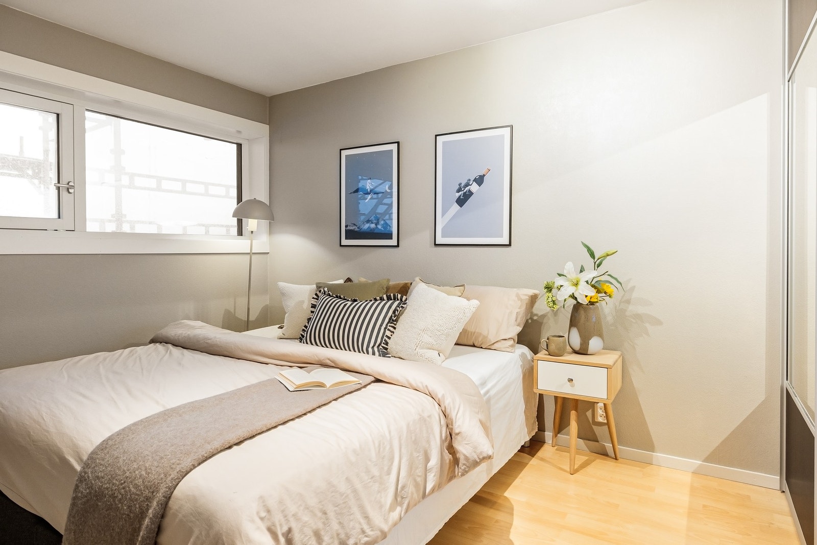 Soverommet måler like over 11 kvm. og kan enkelt innredes med dobbeltseng, nattbord og annet passende møblement Galleribilde