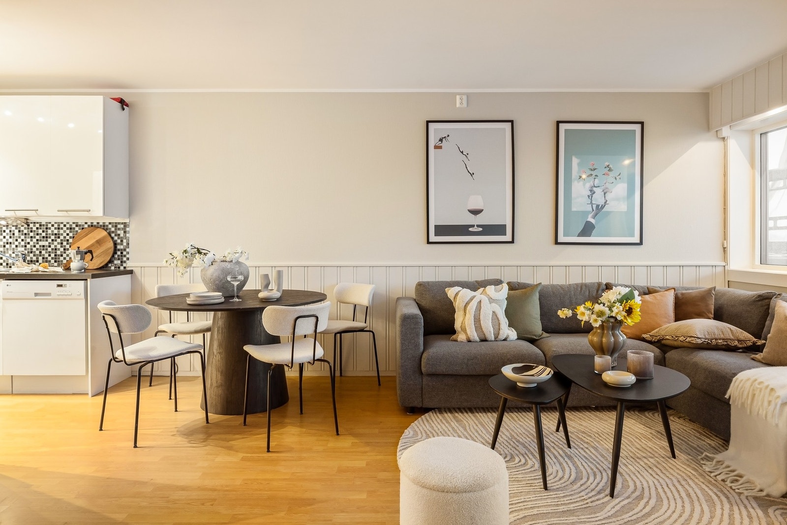 Pen og lys 2-roms beliggende i byggets 3. etasje Galleribilde