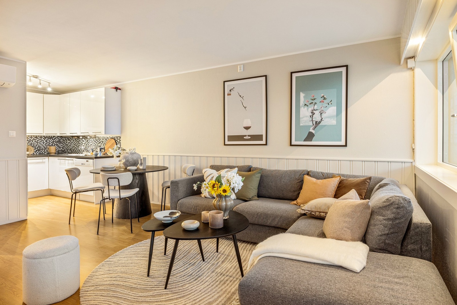 Åpen stue- og kjøkkenløsning gir et sosialt rom Galleribilde