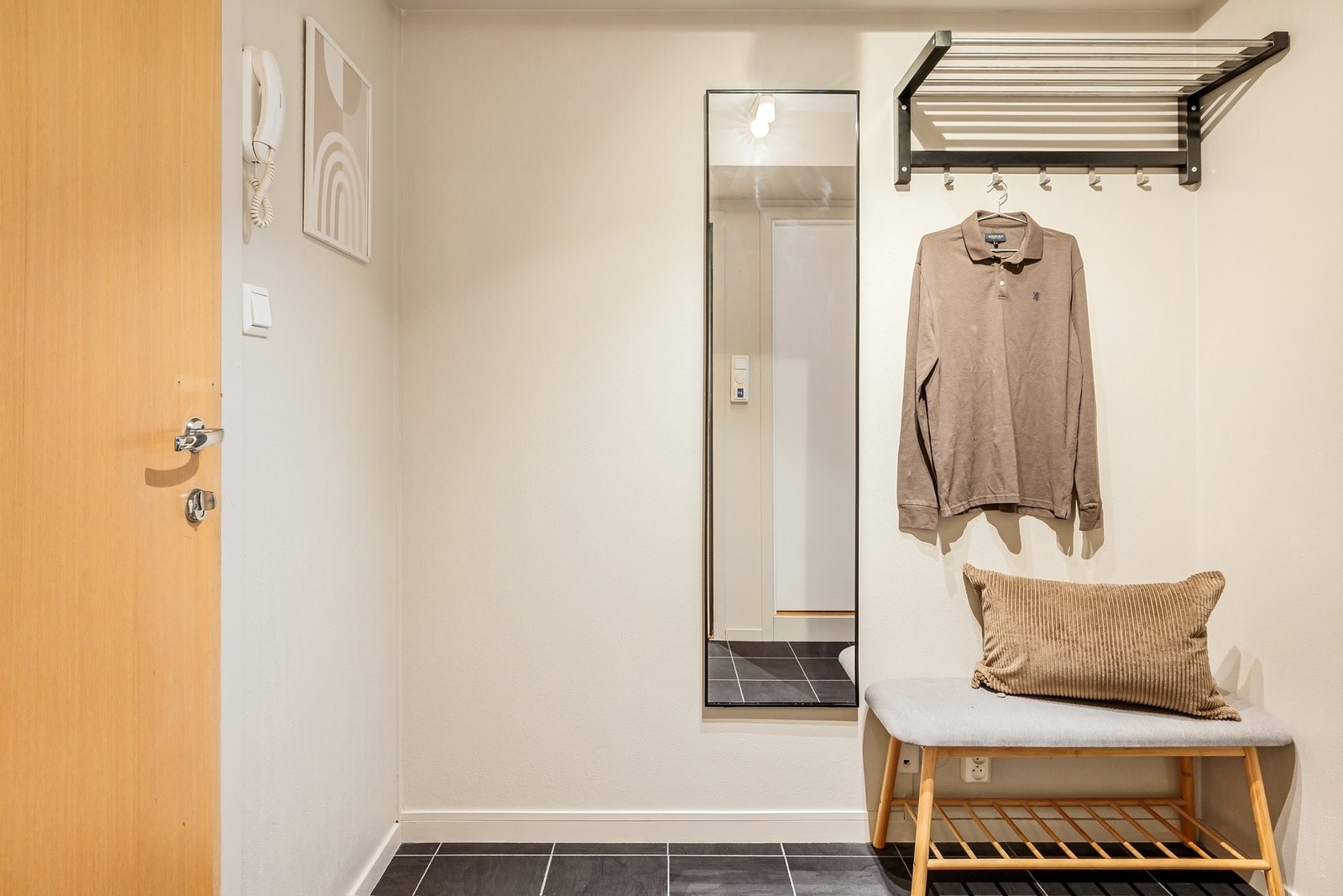 Leiligheten består av entré/gang, stue, kjøkken, soverom, bad og innvendig bod Galleribilde