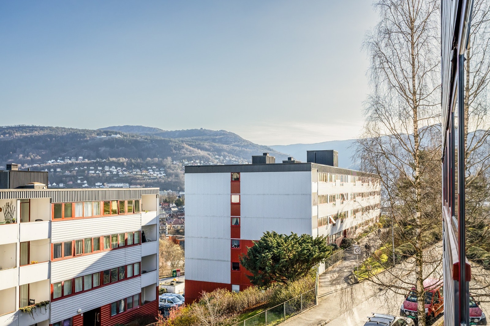 Boligen har en meget sentral beliggenhet med nærhet til dagligvare, kollektivtransport, turmuligheter, mm. Galleribilde