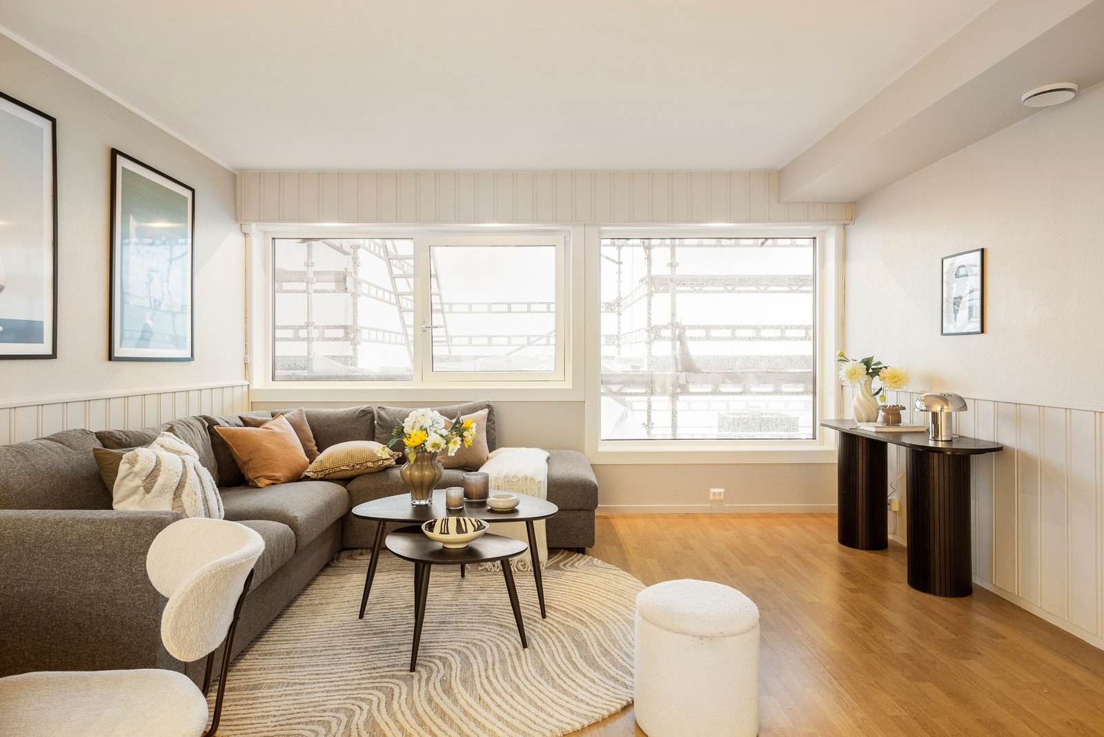 Det er for tiden stillas på bygget men arbeidet er nesten ferdigstilt og stillas er estimert fjernet i uke 6 Galleribilde