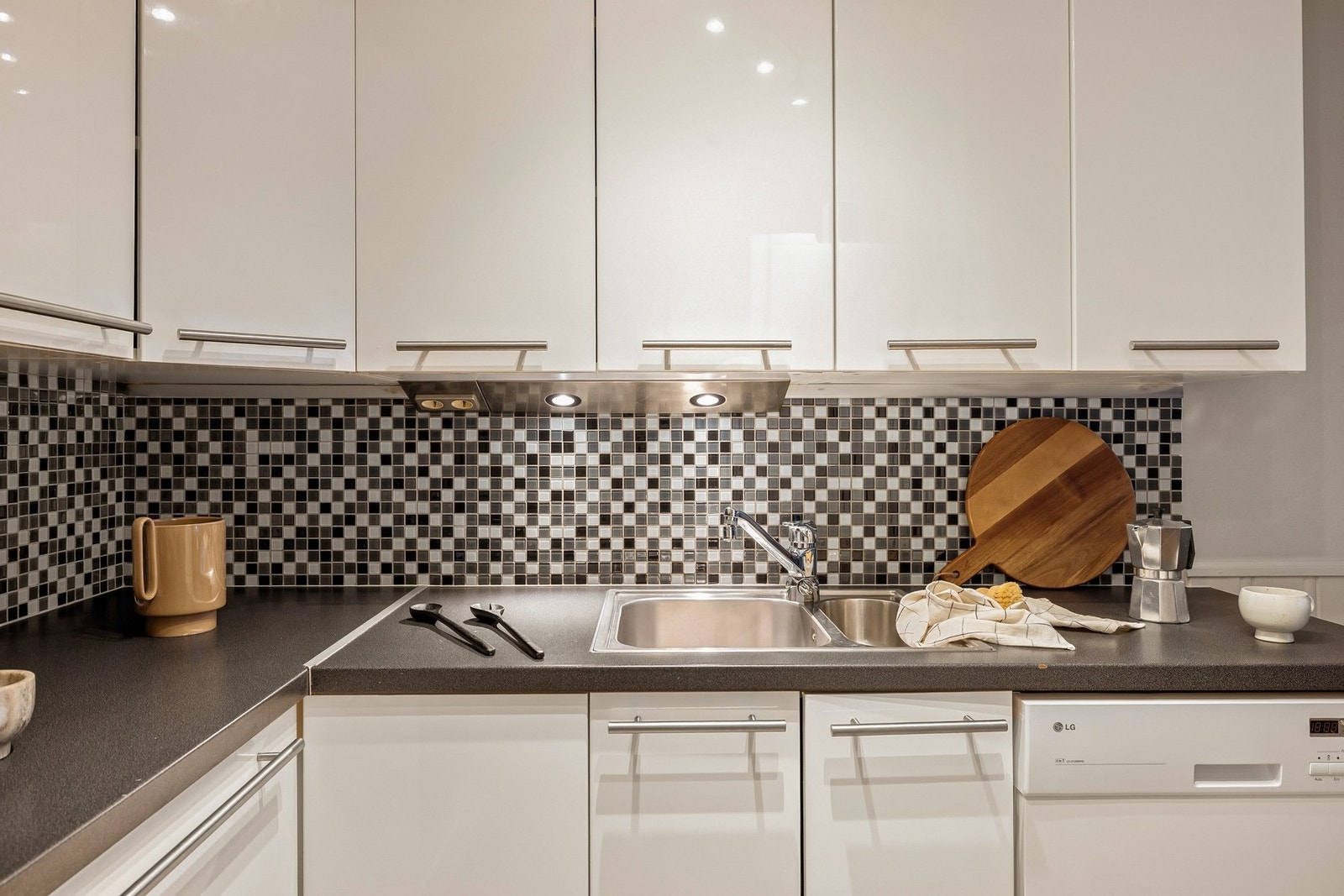 Her er det rikelig med både skap og benkeplass til matlagingen Galleribilde