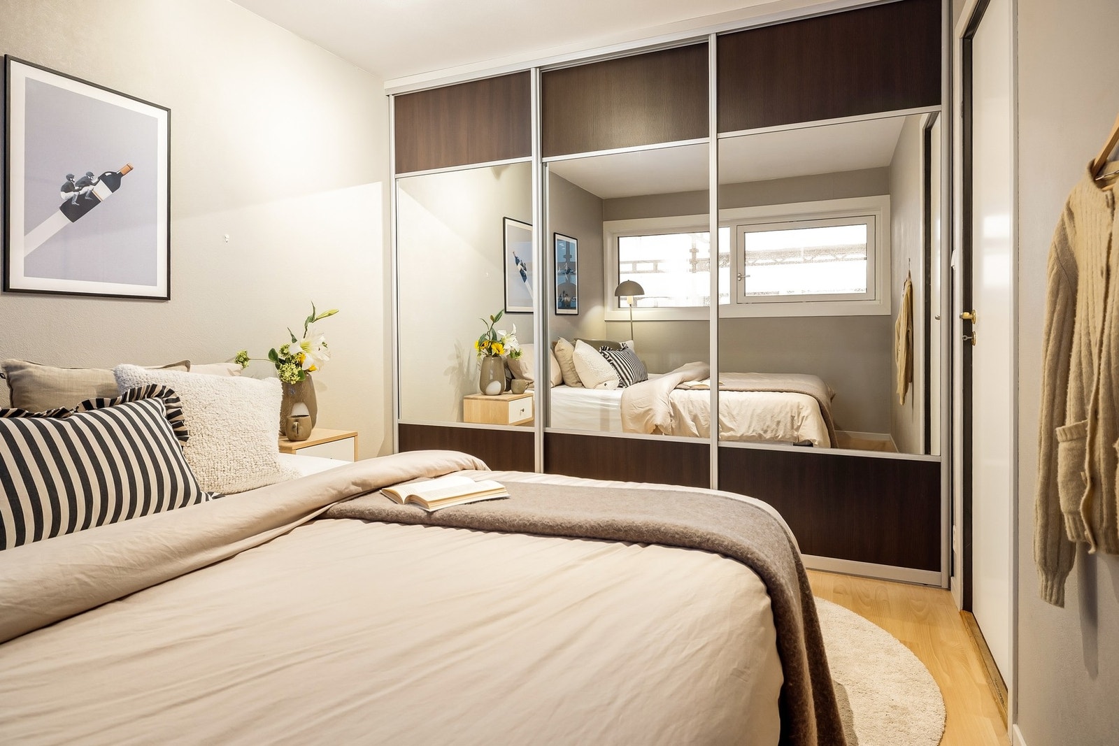 Praktisk skyvedørsgarderobe medfølger handelen Galleribilde