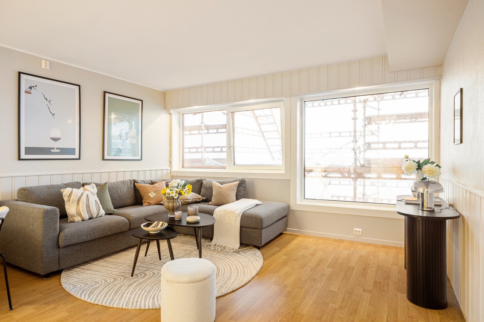 Stillaset påvirker utsikt for øyeblikket, men det er normalt sett godt med lysinnslipp fra vindusflatene som sørger for en behagelig atmosfære i boligen Galleribilde