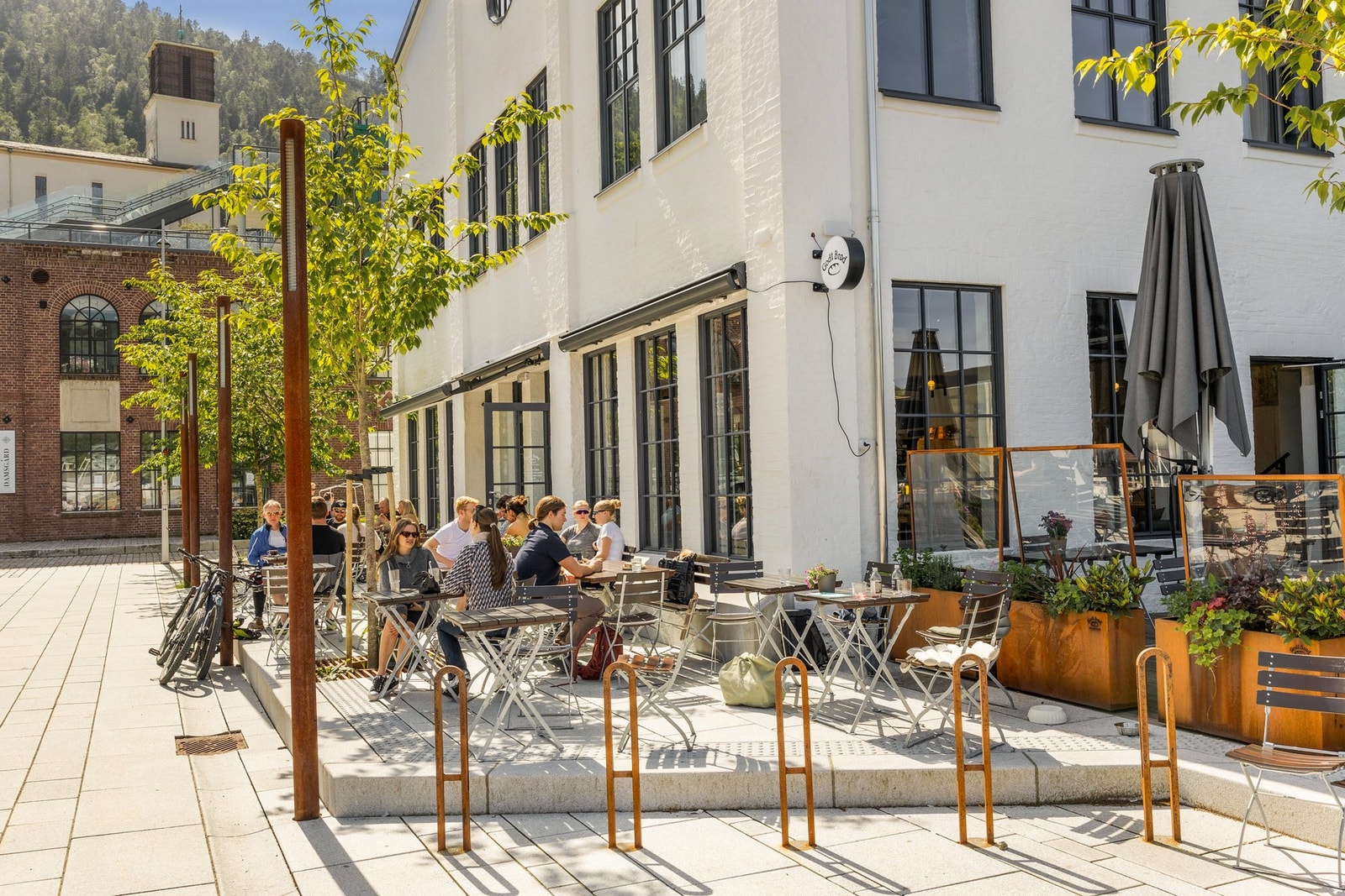 I nærhet fra boligen kan du utforske en av Damsgårdssundets mange koselige caféer Galleribilde