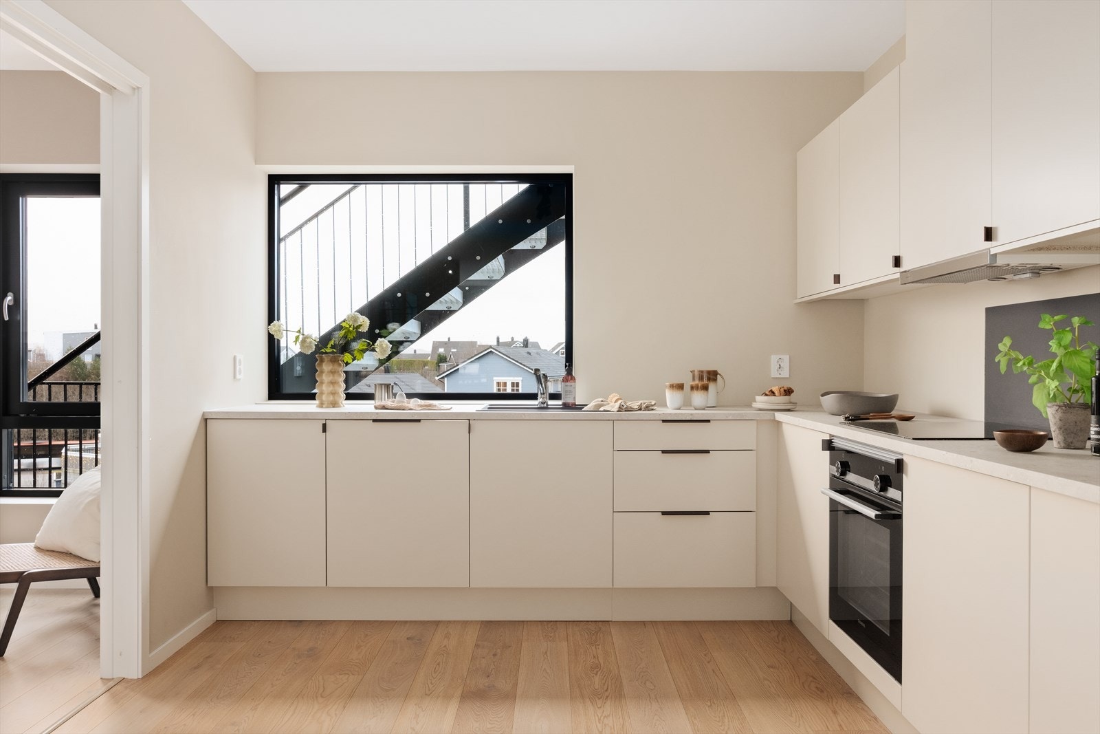 Her møter tidløs design høy funksjonalitet, med kvalitetskjøkken fra Sigdal og integrerte hvitevarer fra Siemens Galleribilde