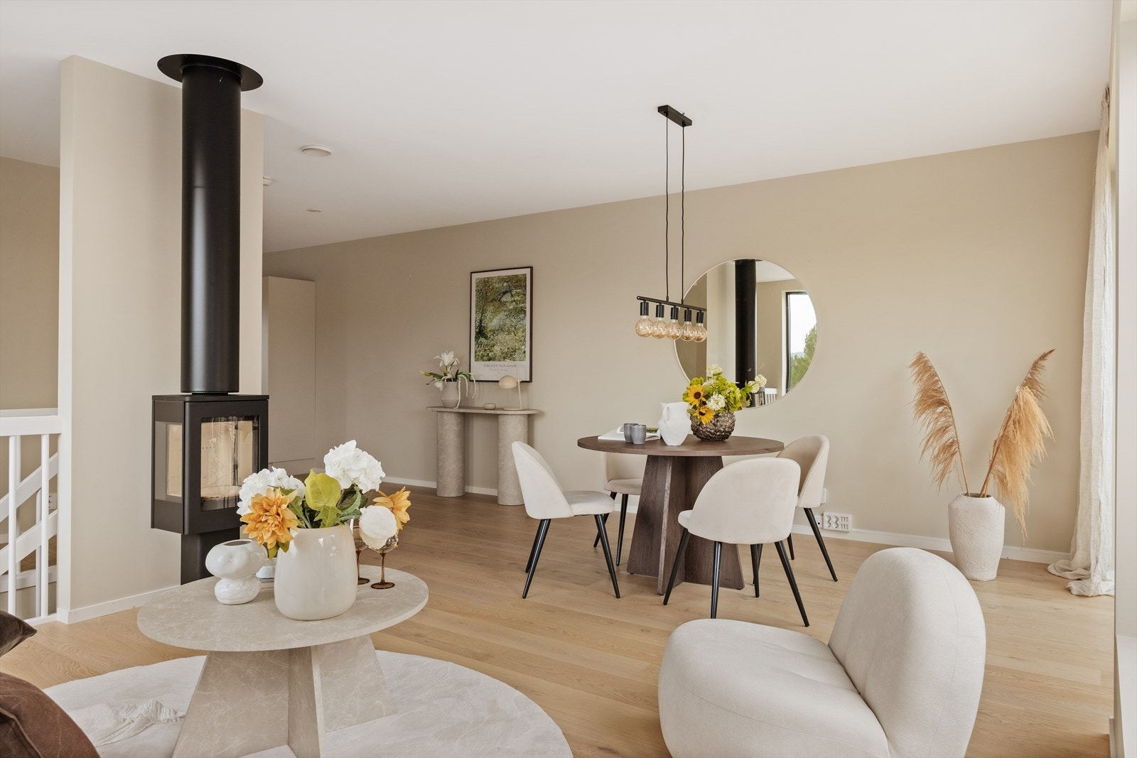 Stuen er malt i en moderne og tidsriktig fargepalett, som sammen med det flotte parkett gulvet skaper et helhetlig og innbydende uttrykk Galleribilde