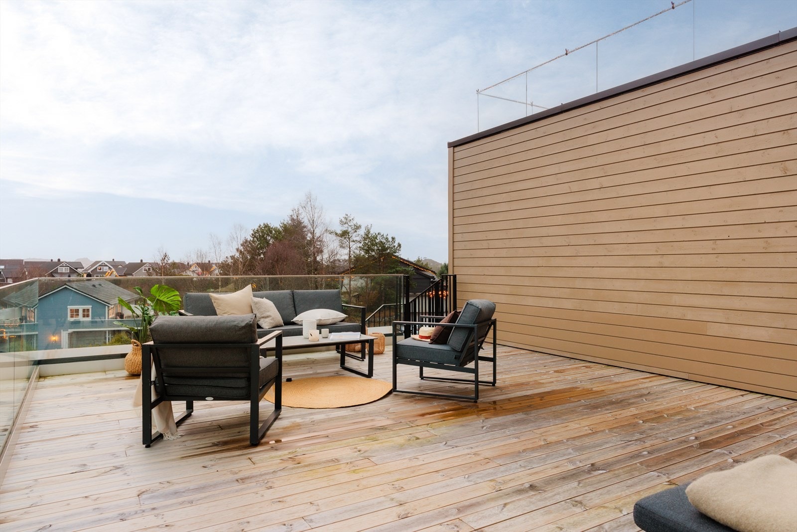En sjelden takterrasse som gir boligen et ekstra løft og fungerer som en naturlig forlengelse av oppholdsrommet. Galleribilde