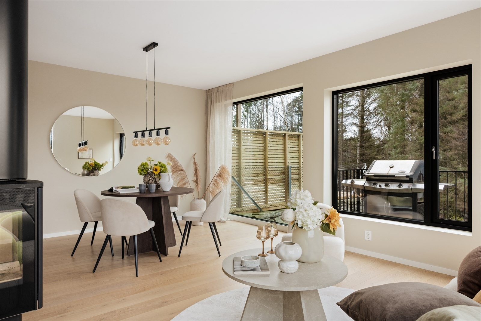 Store vindusflater sørger for rikelig med naturlig lysinnslipp Galleribilde