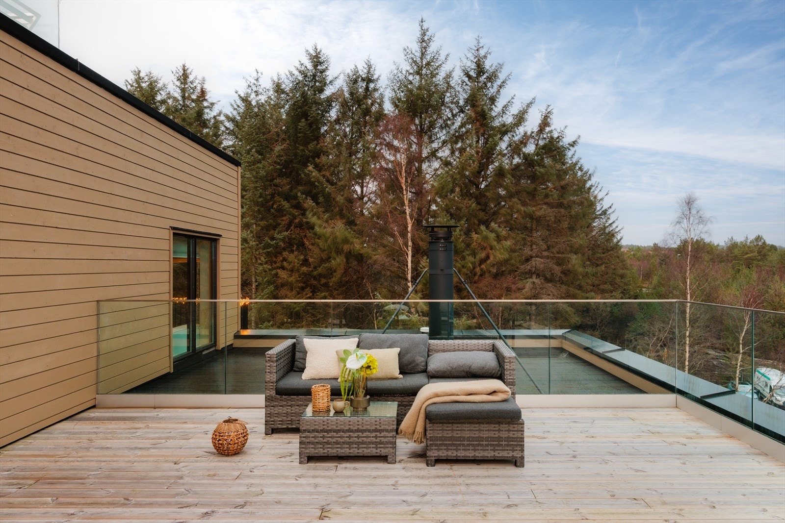 Skjermet takterrasse med god avstand til naboer - en sjelden fordel ved enderekkehus som gir ekstra ro og eksklusivitet Galleribilde