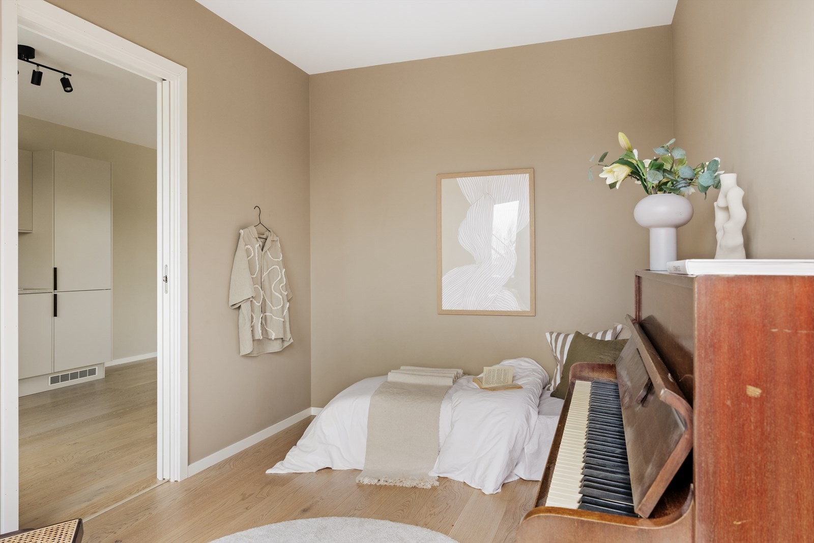 Tre av boligens fire soverom er samlet på samme plan - ideelt for barnefamilier og en praktisk hverdagsløsning Galleribilde