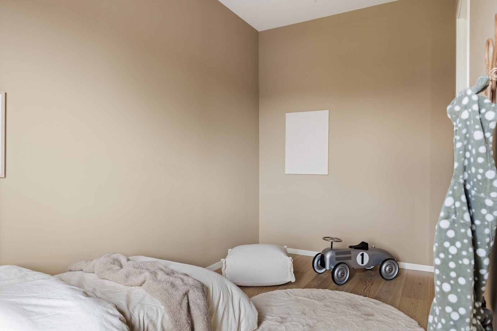 Rommet er lyst og funksjonelt rom med rolig uttrykk Galleribilde