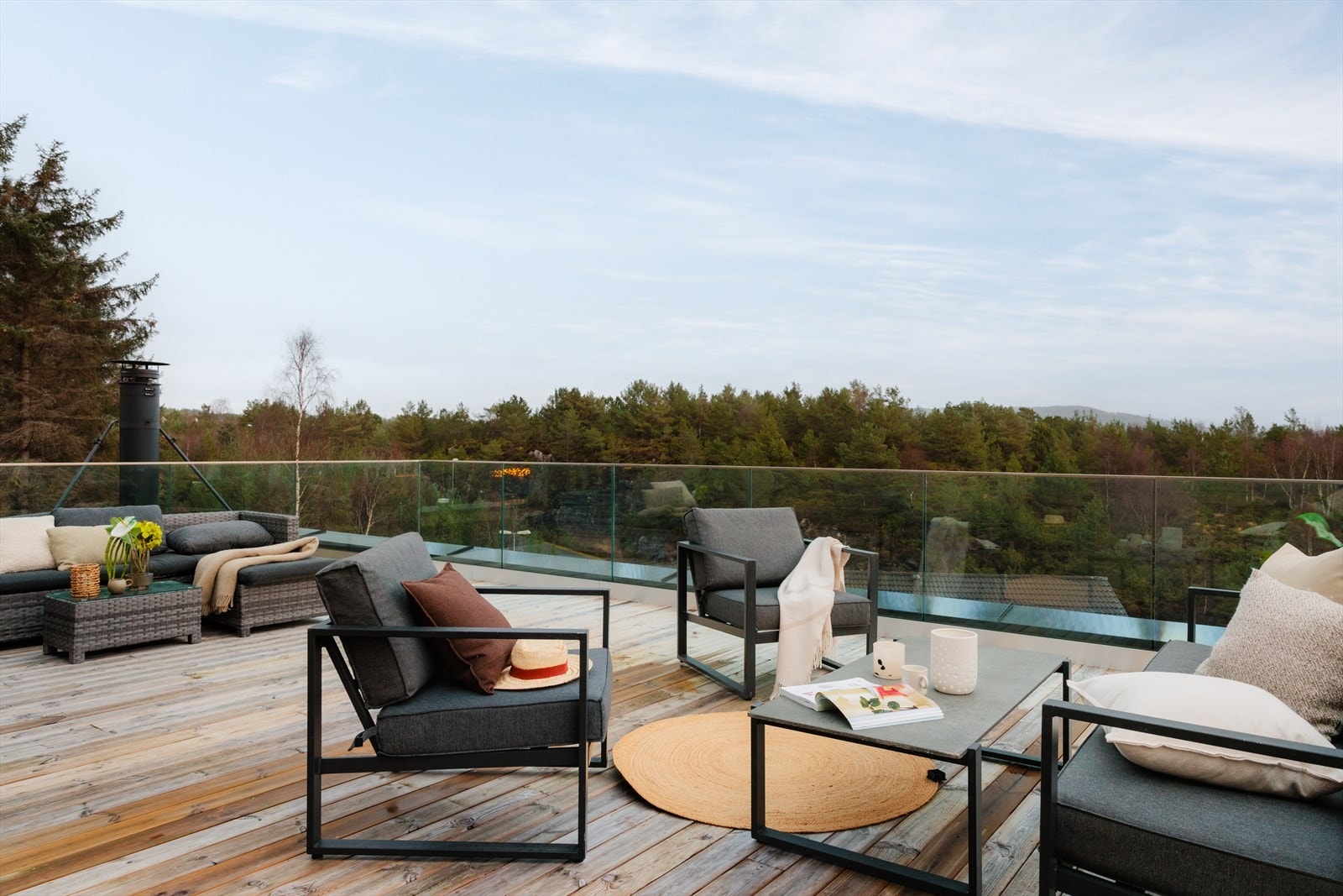 Fra boligen har du en fin utsikt over nærområdet og en trygg, praktisk oversikt over lekeplassen like utenfor Galleribilde