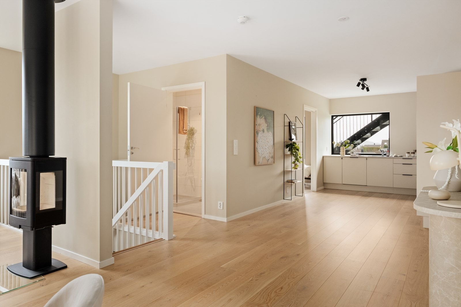 Åpent og innbydende oppholdsrom med god romfølelse og moderne planløsning Galleribilde