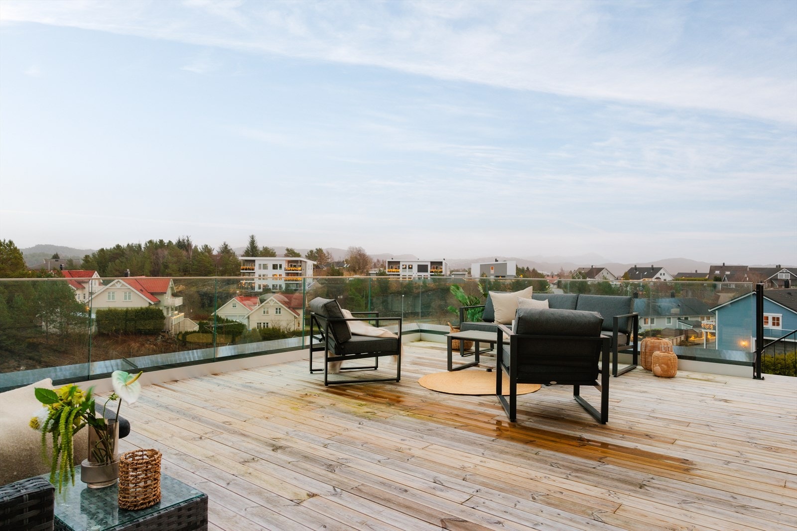 En strøken familiebolig med sentral, naturskjønn og skjermet beliggenhet på flotte Hauglandshella Galleribilde