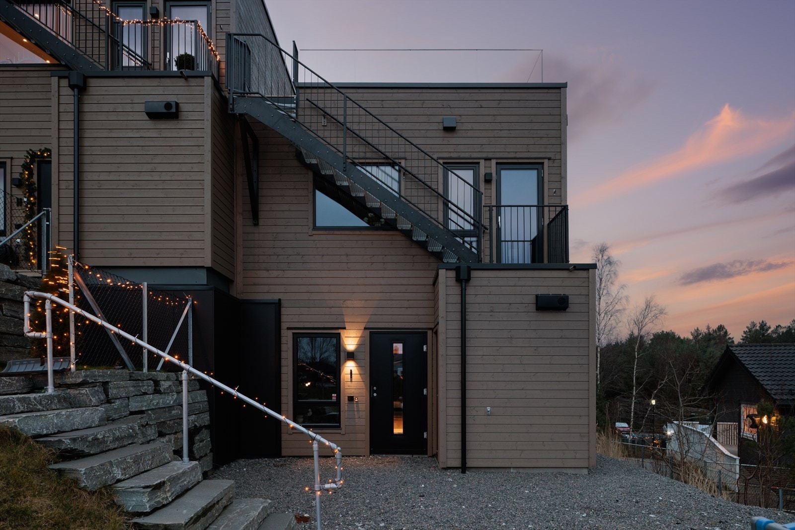 Velkommen til et moderne enderekkehus i skjermede omgivelser Galleribilde