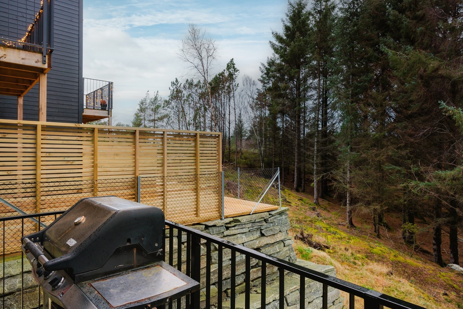 Fra stuen har du direkte utgang til balkongen - et hyggelig uteområde med skjermet beliggenhet og flotte grøntomgivelser Galleribilde