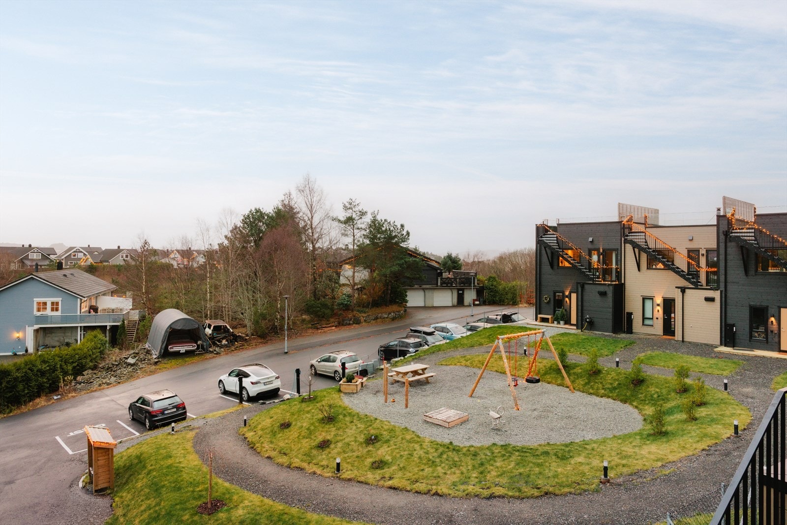 Det medfølger 1 fast parkeringplass. Plassen har nummer "1". Mulighet for elbillading Galleribilde