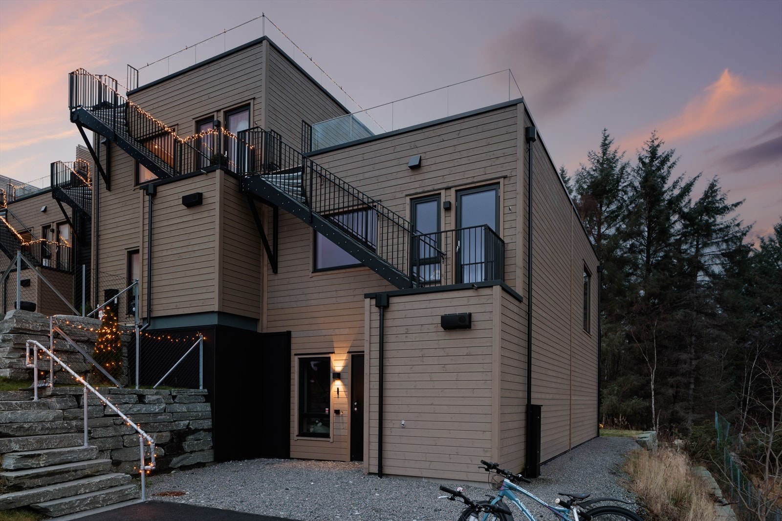 Kollevågvegen 223I- Et attraktivt enderekkehus med stilrent uttrykk, ekstra romfølelse og en tilbaketrukket beliggenhet som gir både privatliv og ro Galleribilde