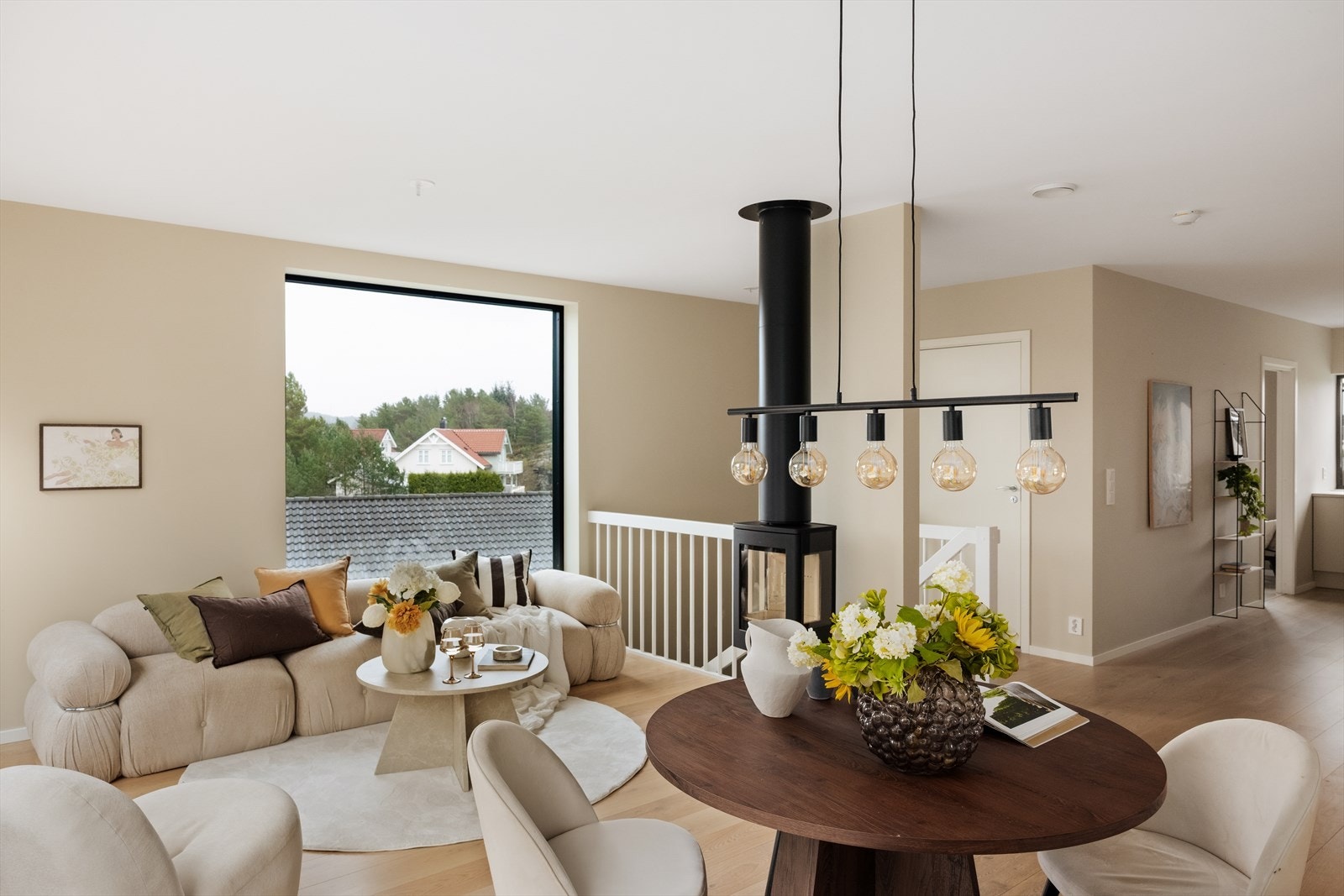 i andre etasje blir vi møtt av en romslig stue- og kjøkkenløsning som måler hele 47 m² Galleribilde