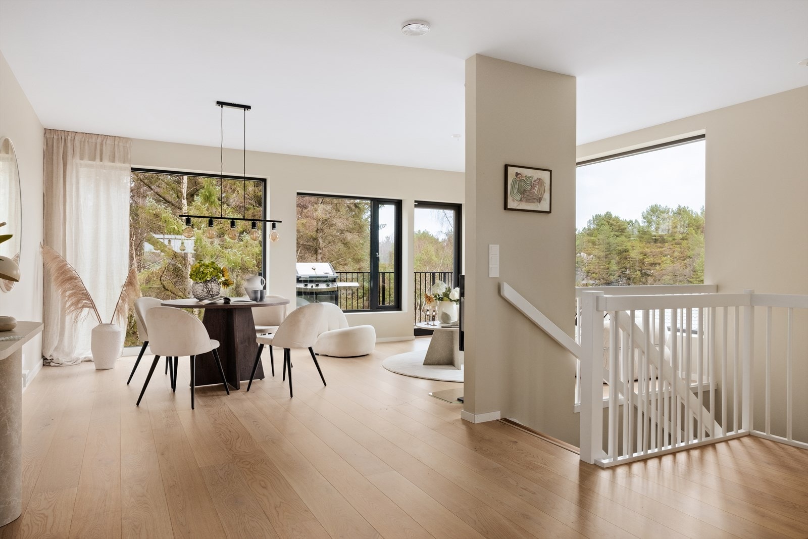 Den åpne løsningen gir rom for fellesskap og hyggelige stunder, og fungerer som boligens naturlige møteplass Galleribilde