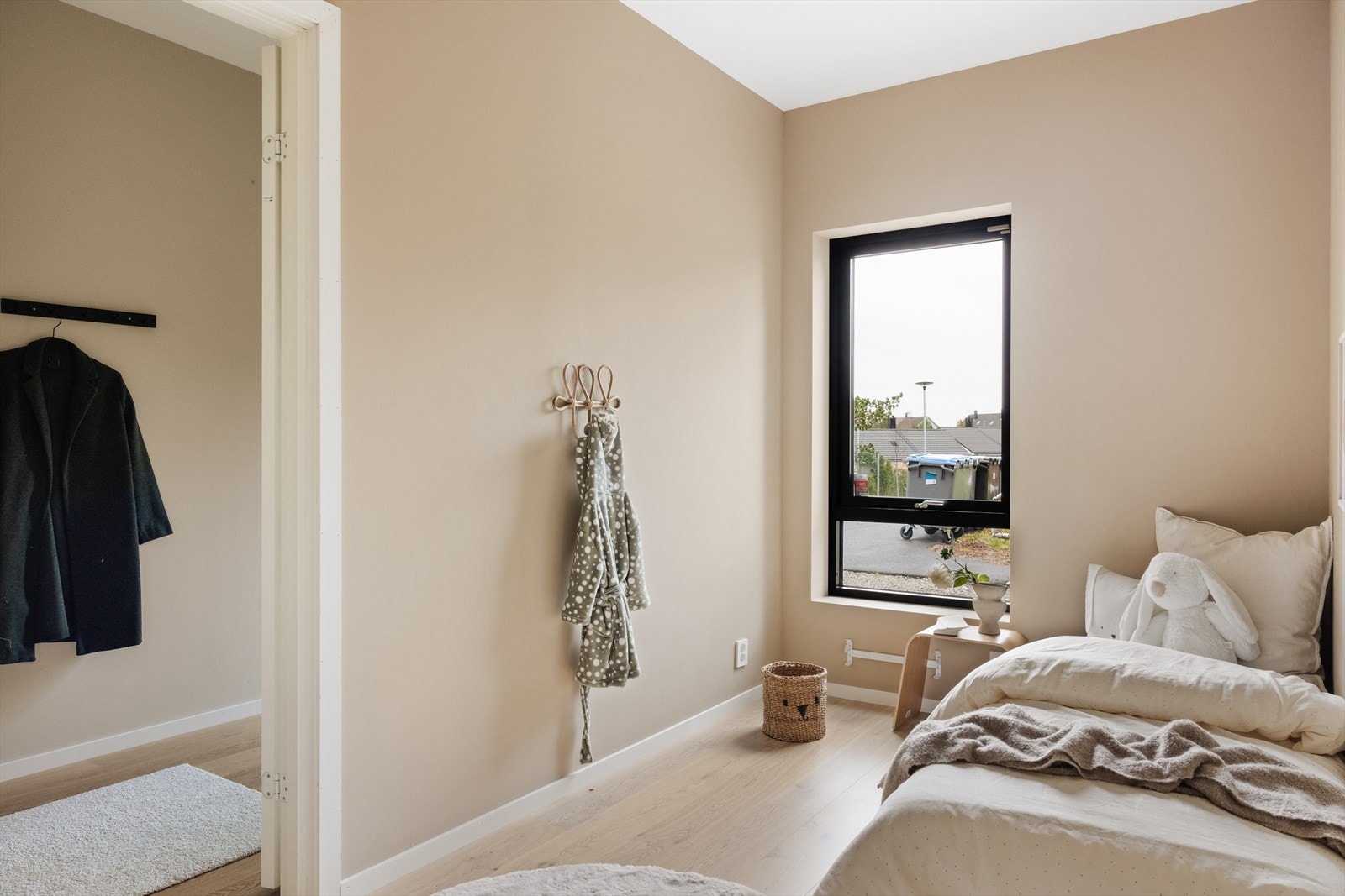 Sjarmerende rom med gode vindusflater, lune farger og fleksibel bruk - perfekt som soverom, barnerom eller hjemmekontor Galleribilde